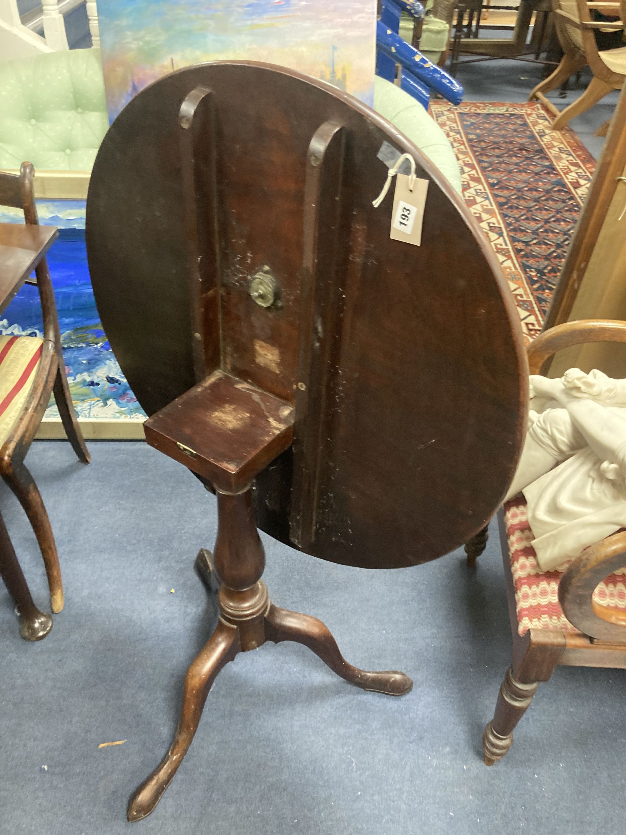 A George III mahogany circular tilt-top table, diameter 75cm, height 72cm
